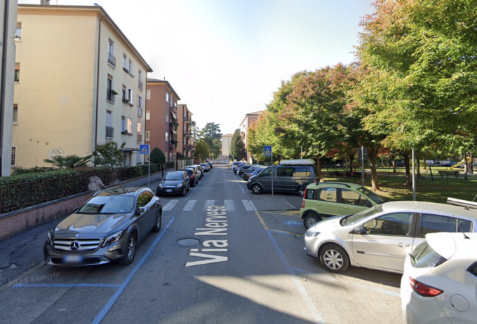 Infrange il finestrino di diverse auto in sosta introducendosi al loro interno per rubare