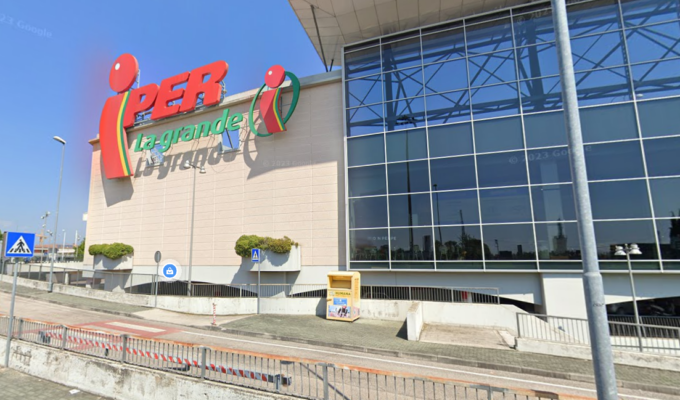 Coppia ruba bottiglie di champagne da 1.400 euro e per scappare le nasconde nel passeggino con dentro il figlio