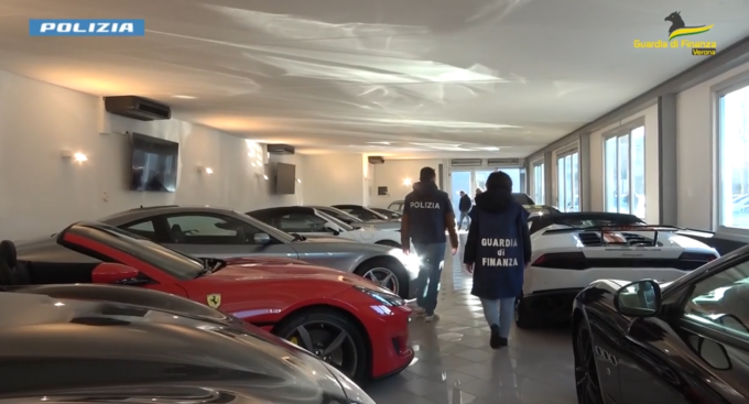Ottengono finanziamenti da una banca, ma li riciclano in una nota concessionaria di auto di lusso