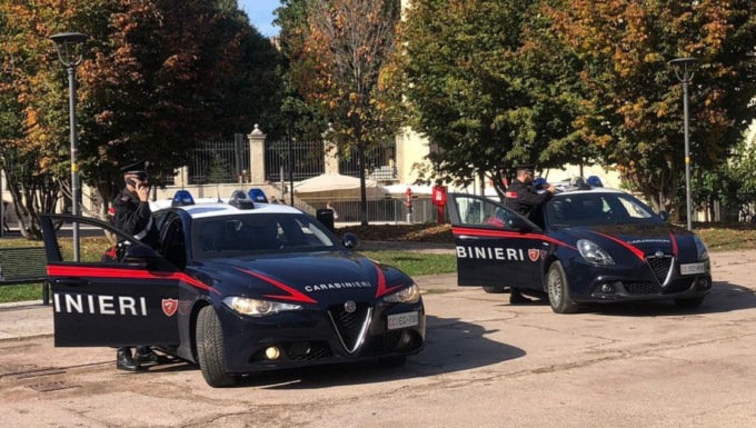 Si mette al volante ma non ha la patente, davanti ai Carabinieri si spaccia per suo fratello