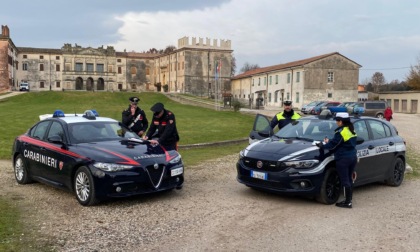 Fermati a bordo di un'auto rubata, dentro il veicolo trovati numerosi attrezzi per lo scasso