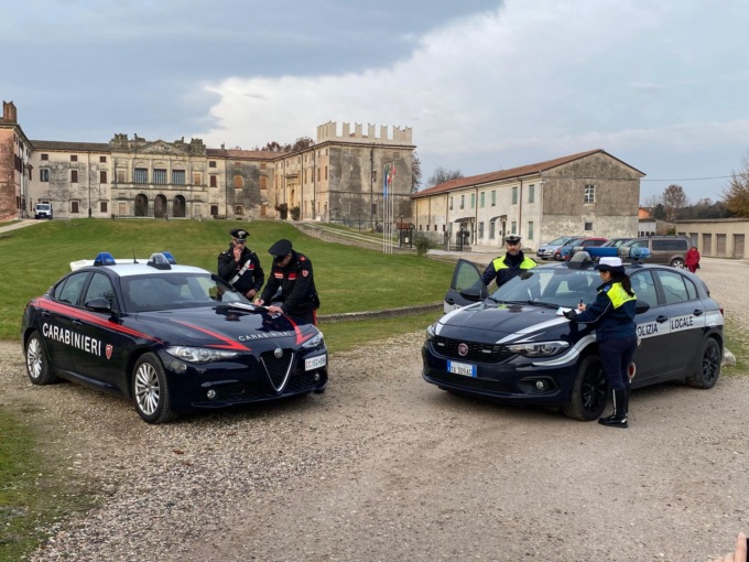 Fermati a bordo di un’auto rubata, dentro il veicolo trovati numerosi attrezzi per lo scasso