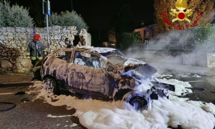 Auto sbatte da sola contro un muretto e va a fuoco, il conducente esce in tempo dal mezzo e si salva