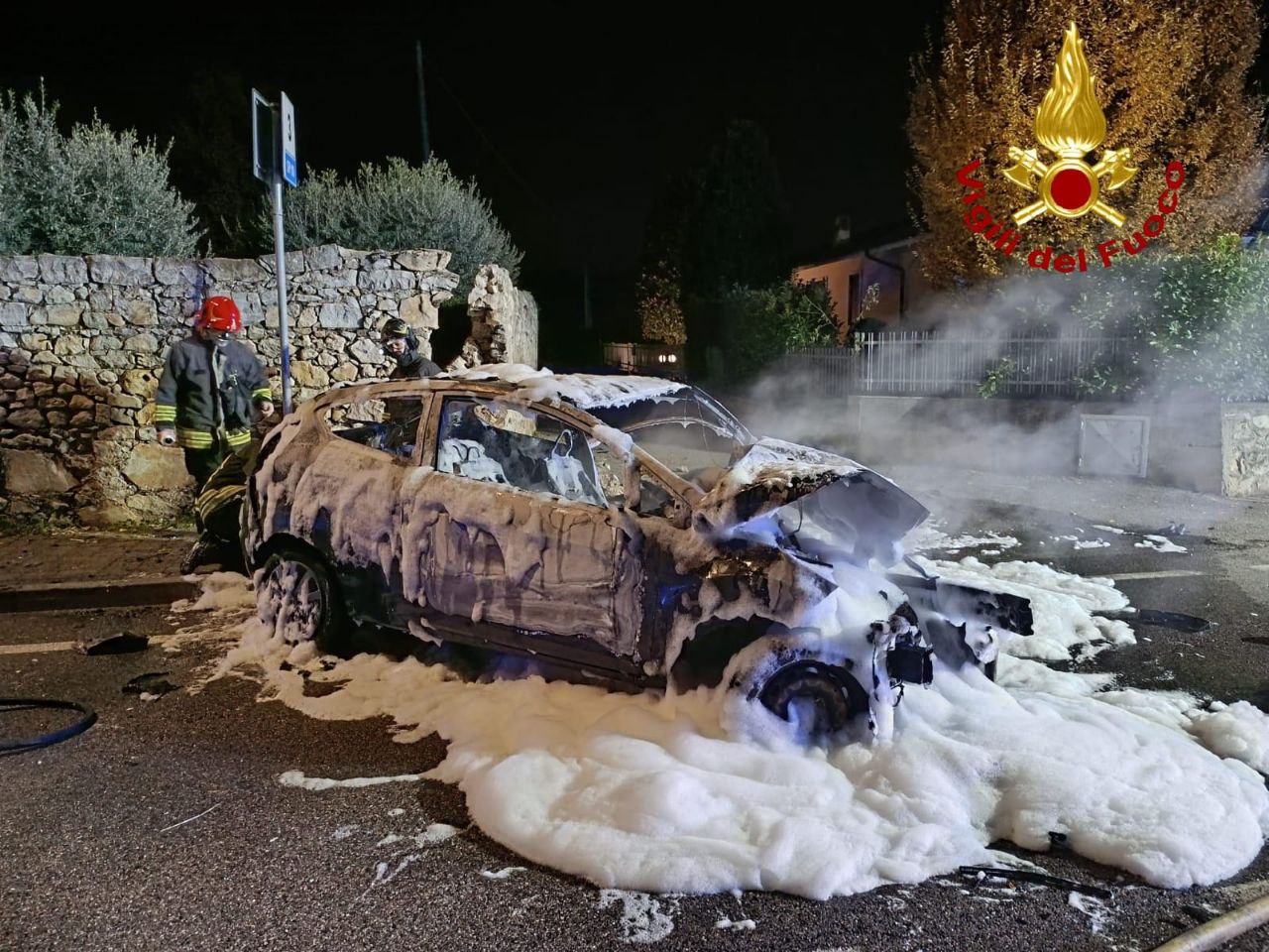 Auto sbatte da sola contro un muretto e va a fuoco, il conducente esce ...