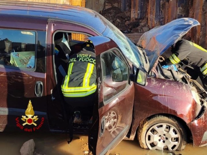 Auto esce di strada e precipita per 5 metri nello scavo del cantiere Tav, feriti in due tra cui un minore