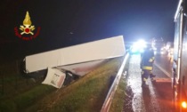 Tir si ribalta fuori strada sull'A4, conducente 44enne bloccata nell'abitacolo