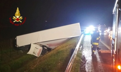 Tir si ribalta fuori strada sull'A4, conducente 44enne bloccata nell'abitacolo