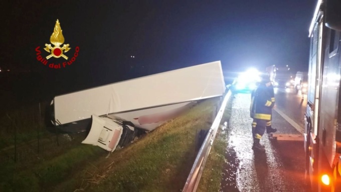 Tir si ribalta fuori strada sull’A4, conducente 44enne bloccata nell’abitacolo