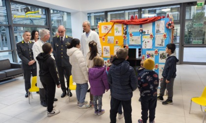 Le Fiamme Gialle portano giochi e doni ai pazienti dell'oncologia pediatrica dell'ospedale di Borgo Trento