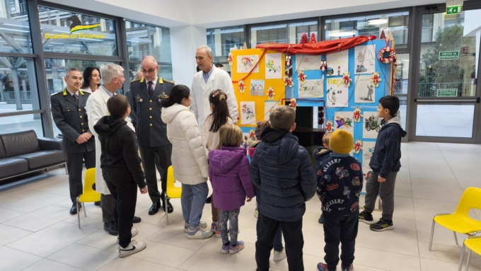 Le Fiamme Gialle portano giochi e doni ai pazienti dell’oncologia pediatrica dell’ospedale di Borgo Trento