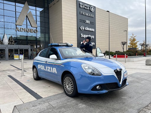 Tentano di rubare profumi da oltre 200 euro da Sephora, fermati dal vigilante del Centro Adigeo