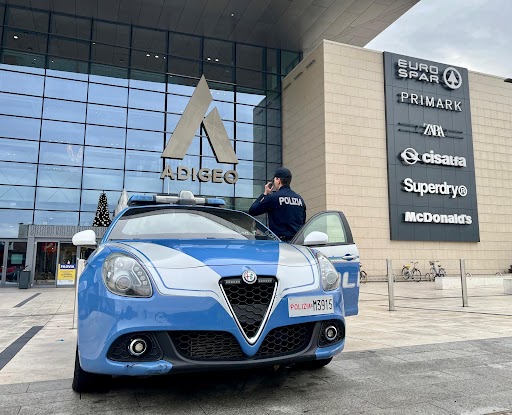 Beccati a rubare capi sportivi da Foot Locker, tre giovani ladri aggrediscono i vigilanti del negozio