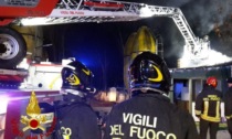 Capannone in fiamme all'alba a San Giovanni Lupatoto