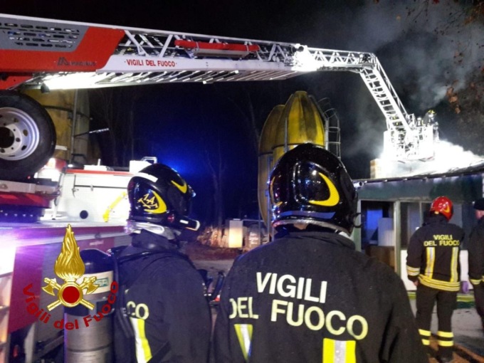 Capannone in fiamme all’alba a San Giovanni Lupatoto