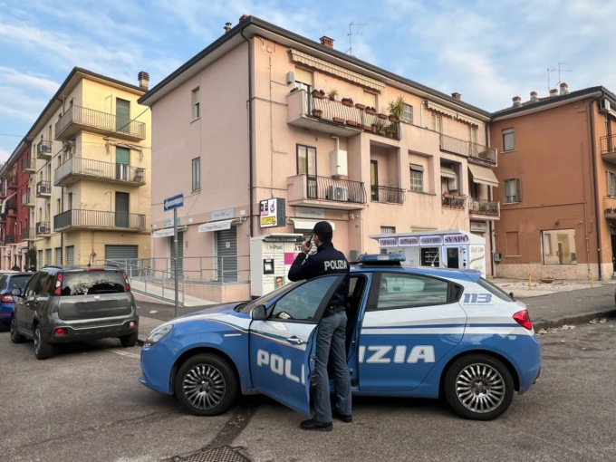 Ruba la borsa di una signora mentre fa rifornimento, poi usa la sua carta di credito per comprare sigarette