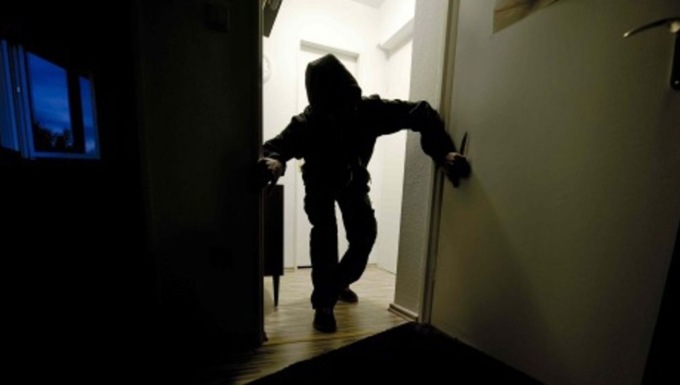 Già denunciato per violazione di domicilio, ci riprova: scoperto ancora di notte in un appartamento