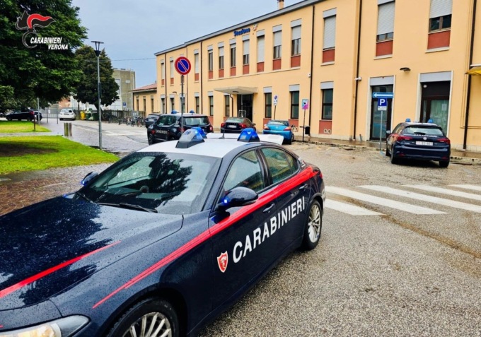 Anziana si sveglia nella notte e scopre un ladro in casa: rubati gioielli e un cellulare, arrestato 29enne