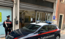 Da un supermercato all'altro per rubare alcolici, mette le mani addosso anche a una guardia giurata