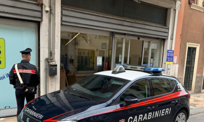 Da un supermercato all’altro per rubare alcolici, mette le mani addosso anche a una guardia giurata