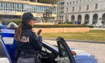 Si avvicina a una signora e le strappa il cellulare di mano, la Polizia ferma un ladro 19enne