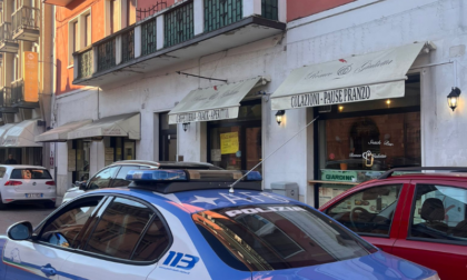 Tensione al bar "Romeo e Giulietta": 33enne lussa una spalla a un cliente perché non gli ha dato una sigaretta