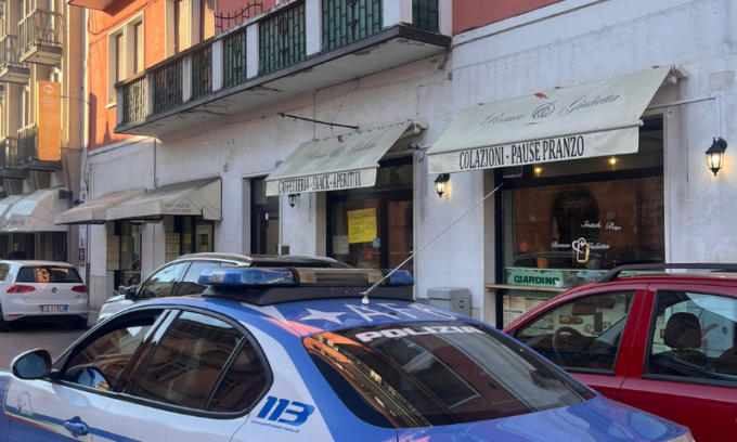 Tensione al bar “Romeo e Giulietta”: 33enne lussa una spalla a un cliente perché non gli ha dato una sigaretta