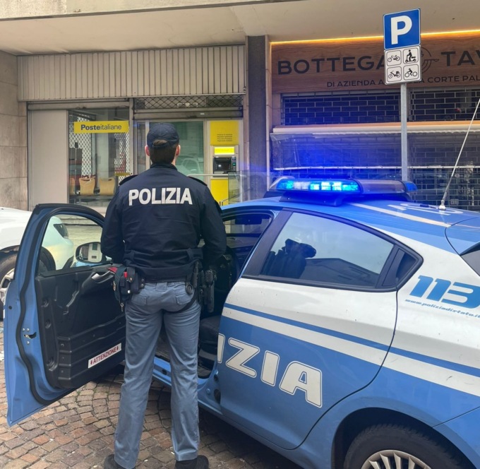 Rapina e aggredisce un anziano presso l’ATM delle Poste Italiane