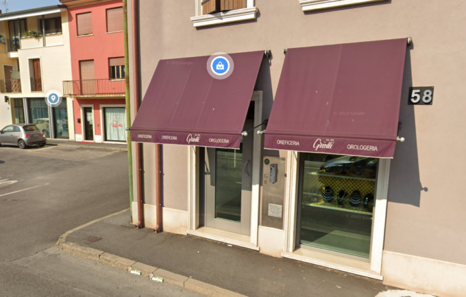 Rapina in gioielleria a Santa Maria di Zevio, banditi armati fuggono con un bottino da 800mila euro