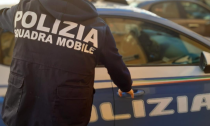 43enne sperona un'auto della Polizia con un camion e poi fugge a piedi nei campi