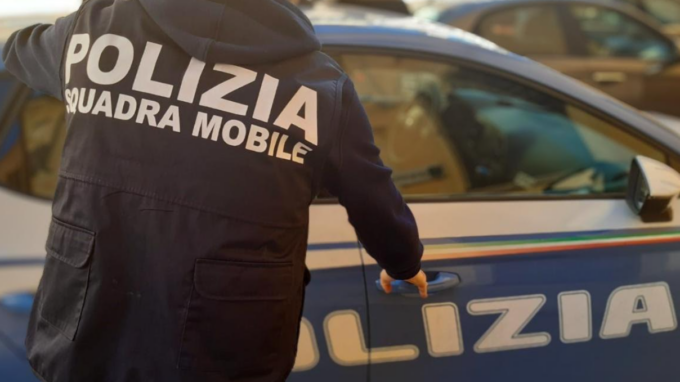 43enne sperona un’auto della Polizia con un camion e poi fugge a piedi nei campi