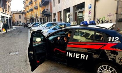 A spasso con cocaina, hashish e farmaci pronti per lo spaccio. Arrestato 37enne