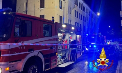 Incendio all'alba nelle cantine di un condominio a Verona, nove inquilini intossicati