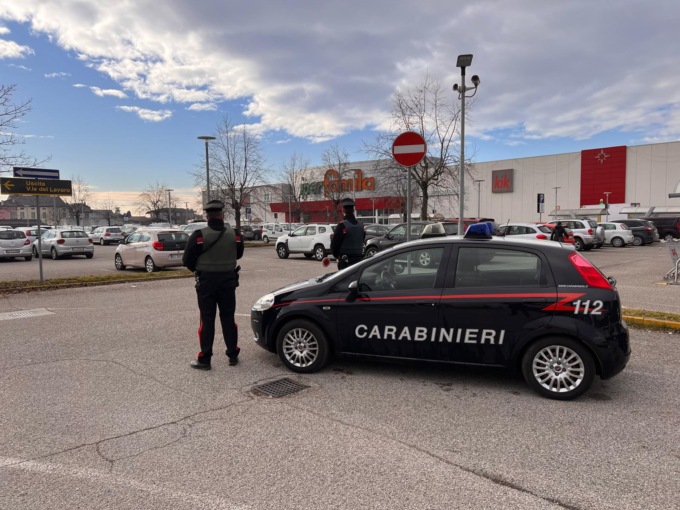 Ruba birra e cibo all’IperFamila, aggredisce i commessi nel tentativo di fuggire