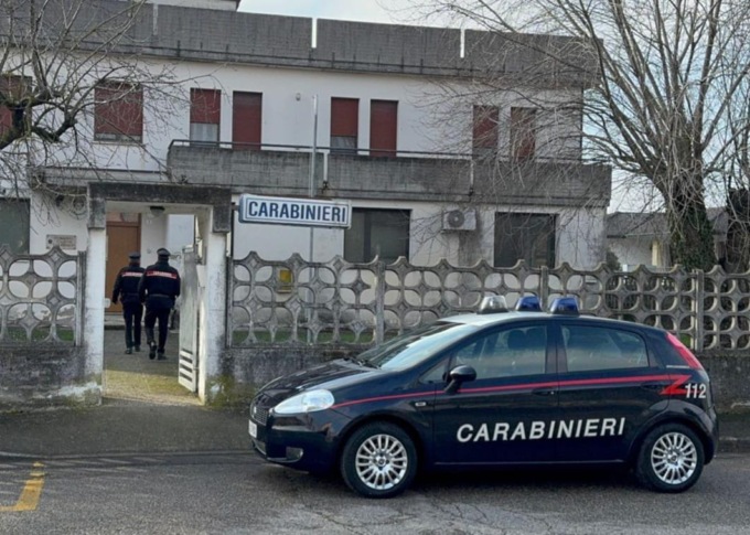 Provocano un incidente: “Sistemiamo noi la sua auto”, ma è tutta una truffa. In sette mesi gli hanno estorto 5mila euro