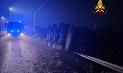 Autoarticolato esce fuori strada e finisce in un canale di scolo, ferito un 33enne