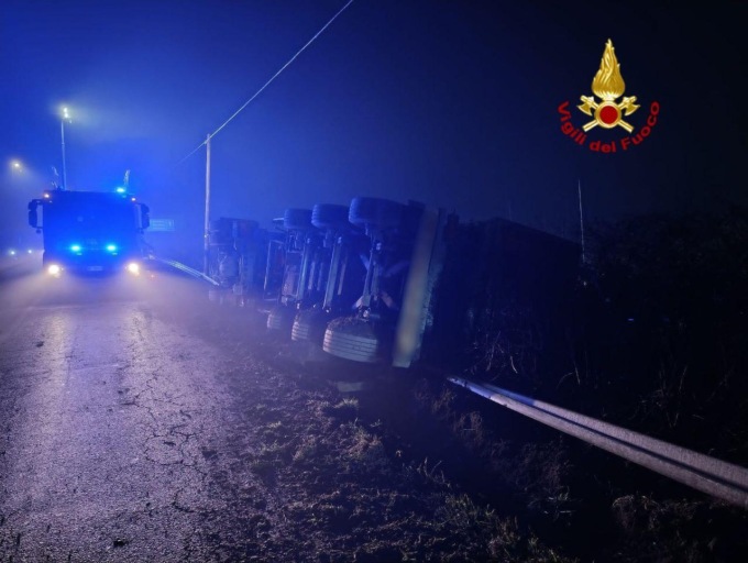 Autoarticolato esce fuori strada e finisce in un canale di scolo, ferito un 33enne