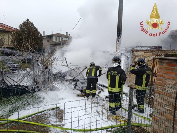 Incendio in un piccolo deposito a Veronella
