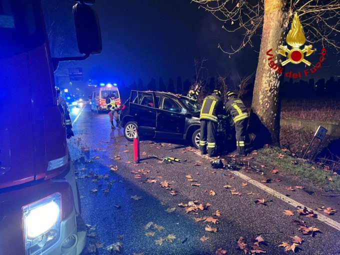 Volkswagen Tiguan si schianta contro un platano sulla SR 11: morti due genitori, grave la figlia di 4 anni