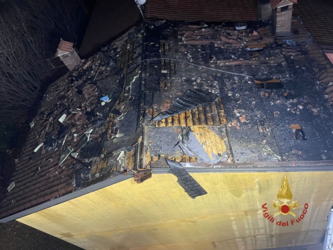 Incendio a Zevio, tetto brucia in via Tre Ponti