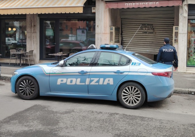 Tentata rapina in gioielleria, uno dei ladri nella fuga si tuffa nel canale Camuzzoni: è in fin di vita