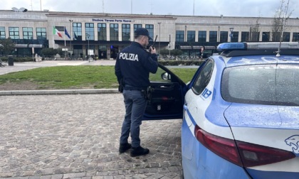 Rubano una giacca Colmar da 700 euro e una bici, ventenni fermati in piazzale XXV Aprile (che ora è "zona rossa")