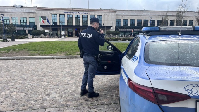 Rubano una giacca Colmar da 700 euro e una bici, ventenni fermati in piazzale XXV Aprile (che ora è “zona rossa”)