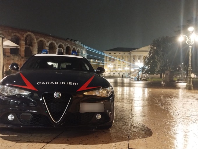 Fermato ubriaco alla guida e con una targa falsa: trovato con 13 grammi di cocaina