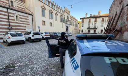 Spacca i finestrini di un'auto e ruba cellulare e sigarette, 33enne non sfugge all'occhio attento di una guardia giurata