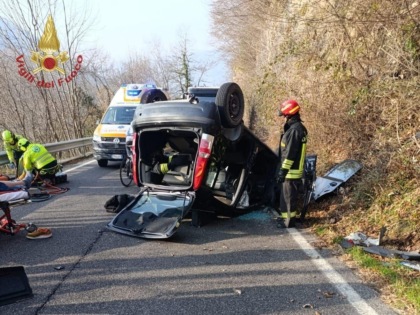 Badia Calavena, auto si ribalta sulla SP17: un ferito