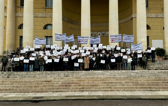 Residenti e commercianti protestano in piazza Bra contro la ZTL H24: “Prigionieri in casa nostra!”