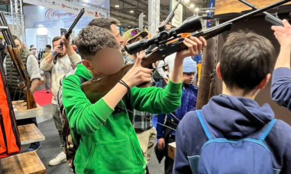 Salone EOS in Fiera a Verona, scoppia la polemica per le foto di minorenni con le armi in mano