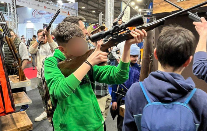 Salone EOS in Fiera a Verona, scoppia la polemica per le foto di minorenni con le armi in mano