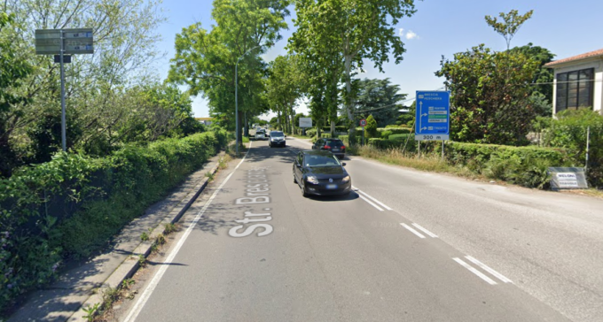 Il pirata che ha investito il ciclista segnalato dai genitori: dopo l’incidente ha lasciato la loro macchina distrutta ed è sparito