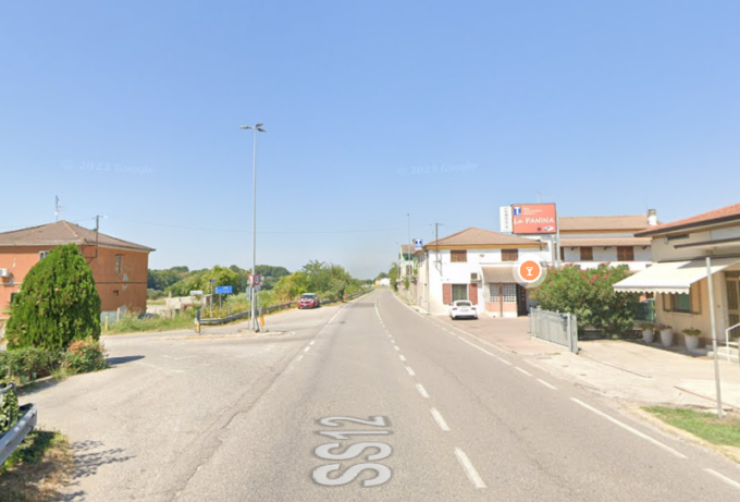 Scontro frontale tra un’auto e un mezzo pesante, tre feriti e un morto